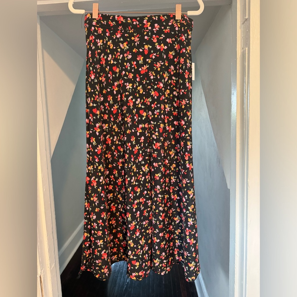 New with tags Dark Navy Floral Midi Skirt Sz Medium
